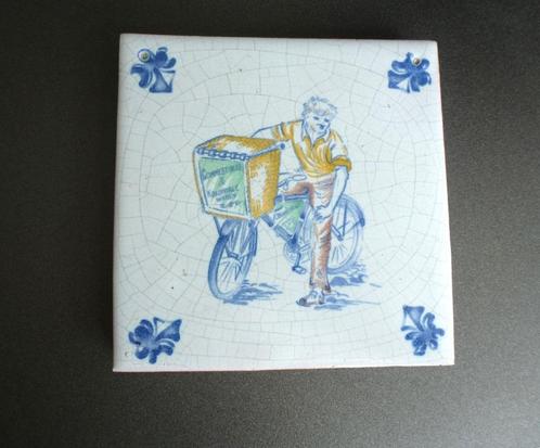 Tegel De Swaen, Woltra ateliers, Jongen op bakfiets zgst., Antiek en Kunst, Curiosa en Brocante, Ophalen of Verzenden