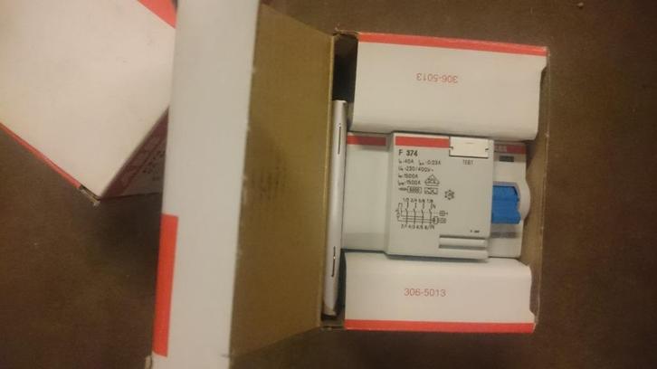 NIEUW !! 12x AARDLEKSCHAKELAAR ABB 40A 30mA 4 polig, Hobby en Vrije tijd, Elektronica-componenten, Nieuw, Ophalen