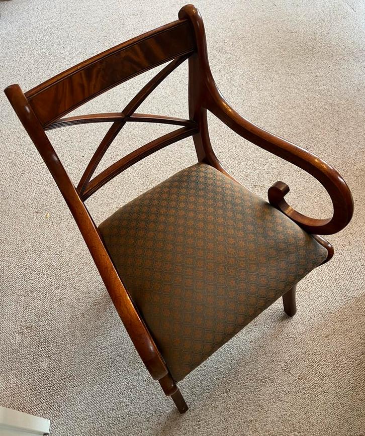 Klassieke mahonie armstoel met gebogen rug, Huis en Inrichting, Stoelen, Gebruikt, Eén, Hout, Overige kleuren, Ophalen