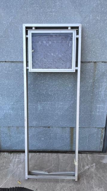 Informatiebord aluminium met afsluitbare vitrine beschikbaar voor biedingen