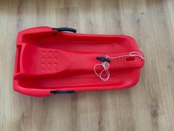 Rode kunststof kinderslee te koop met trekkoord beschikbaar voor biedingen