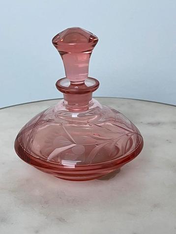 Vintage roze art-deco glazen parfumfles – geslepen motief beschikbaar voor biedingen