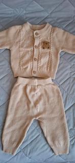 Gebreid setje (vest + broek) – beige, maat 56, Ophalen of Verzenden, Zo goed als nieuw, Jongetje of Meisje, Setje