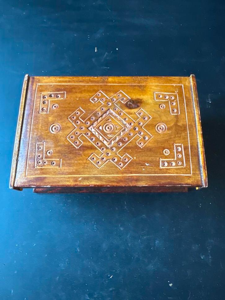 Kistje met Houtsnijwerk, Antiek en Kunst, Antiek | Woonaccessoires, Ophalen of Verzenden