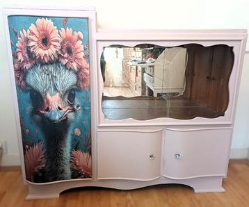 Een roze kast “Struisvogel”, vitrinekast, buffetkast beschikbaar voor biedingen