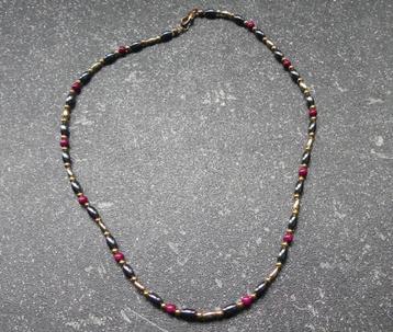 Ketting grijs rood goud steentjes kraaltjes beschikbaar voor biedingen