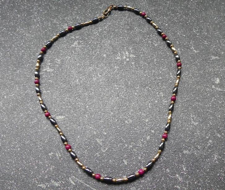 Ketting grijs rood goud steentjes kraaltjes, Sieraden, Tassen en Uiterlijk, Kettingen, Gebruikt, Overige materialen, Rood, Ophalen of Verzenden