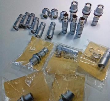 Fischer serie 104 stekkers, contrastekkers en chassisdelen beschikbaar voor biedingen