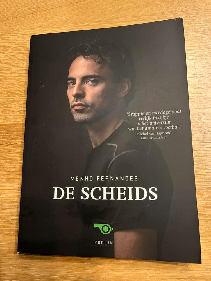 Menno Fernandes - De scheids, Boeken, Sportboeken, Zo goed als nieuw, Balsport, Ophalen of Verzenden