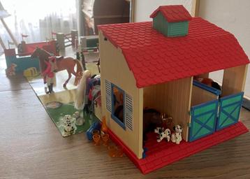 Schitterende paardenstal met paarden, hindernissen, ruiters beschikbaar voor biedingen