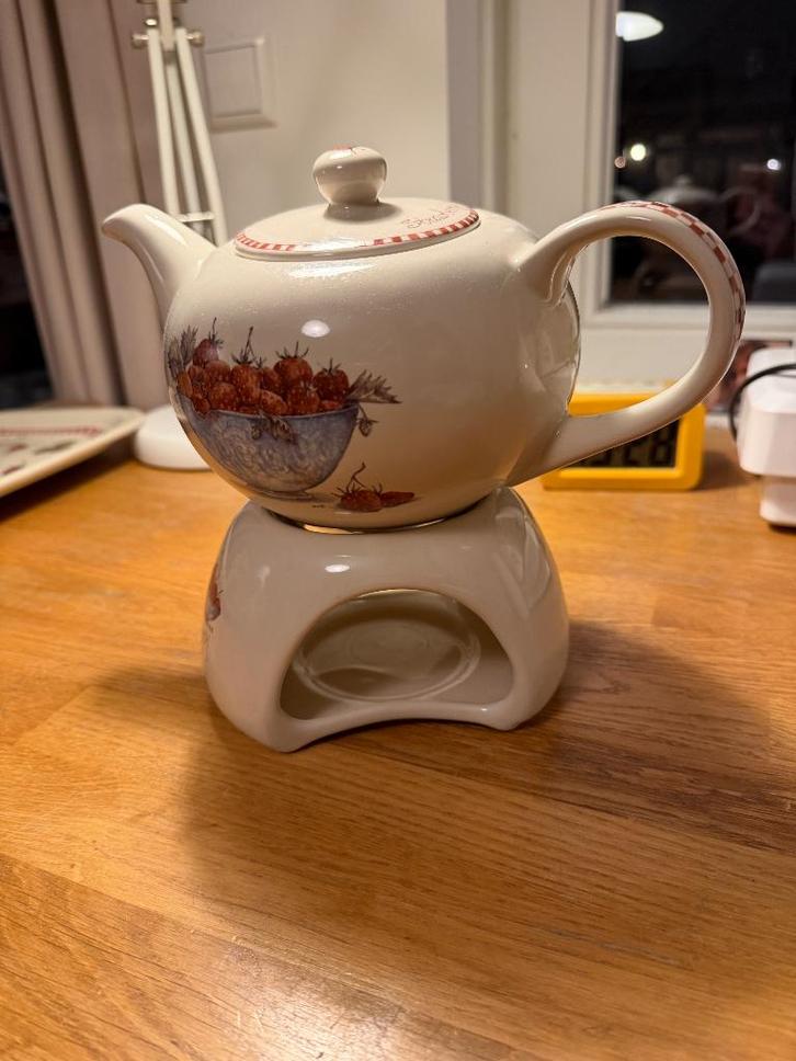 Servies strawberry, Jet ter Steege, Huis en Inrichting, Keuken | Servies, Zo goed als nieuw, Overige typen, Overige stijlen, Aardewerk