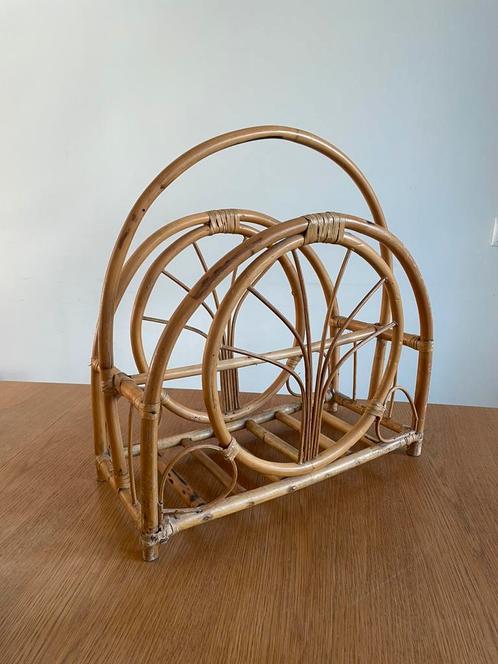 Vintage boho magazinehouder - riet rotan jaren 60 design, Huis en Inrichting, Woonaccessoires | Krantenbakken en Lectuurbakken