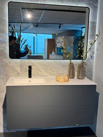 Complete nieuwe badkamermeubel set (inclusief spiegel) beschikbaar voor biedingen