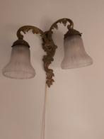 Antieke wandschemerlamp met 2 melkglaasjes, Gebruikt, Ophalen