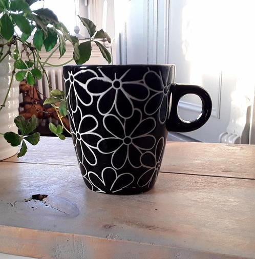 Mok / beker - zwart wit - bloemen, Huis en Inrichting, Keuken | Servies, Zo goed als nieuw, Kop(pen) en/of Schotel(s), Overige stijlen