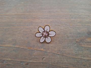 1 mooie pin van een roze / witte bloem te koop beschikbaar voor biedingen