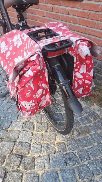 Basil fietstas, rood met bloemen  beschikbaar voor biedingen
