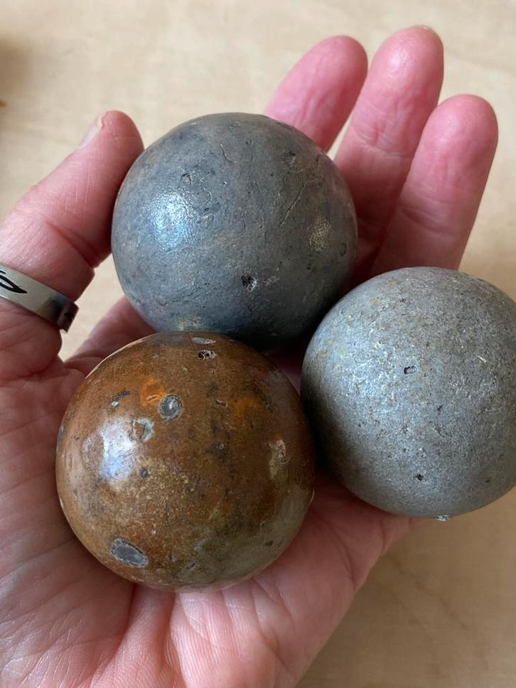 17e Eeuwse Set van Drie grote steengoed knikkers bodemvondst, Antiek en Kunst, Antiek | Keramiek en Aardewerk, Ophalen of Verzenden