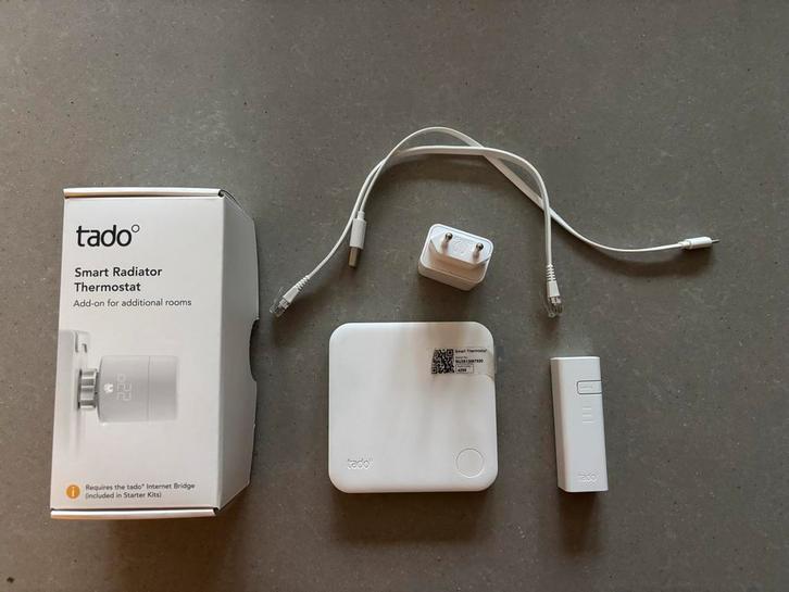 Tado Slimme Thermostaat + Bridge + Radiatorknop, Doe-het-zelf en Verbouw, Thermostaten, Zo goed als nieuw, Slimme thermostaat