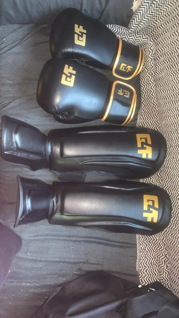 Kickboks set: Handschoenen & Beenbeschermers, Sport en Fitness, Vechtsporten en Zelfverdediging, Gebruikt, Overige, Vechtsportbescherming
