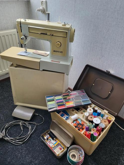 Naaimachine Merritt + toebehoren, Hobby en Vrije tijd, Naaimachines en Toebehoren, Gebruikt, Overige merken, Ophalen