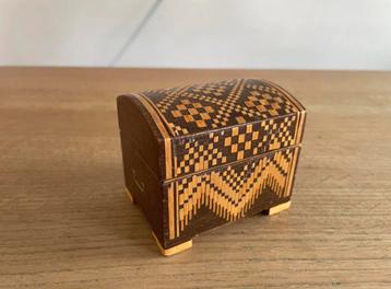 Bijzonder vintage USSR sieradendoosje beschikbaar voor biedingen