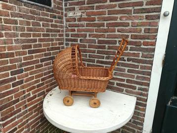 antieke poppenwagen beschikbaar voor biedingen