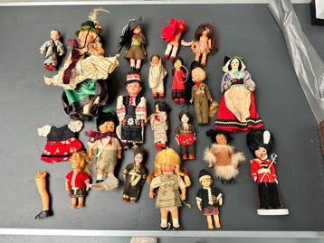  Verzameling vintage poppen in klederdracht –  beschikbaar voor biedingen