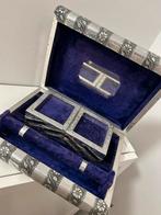 Zilverkleurige sieradendoos met blauw fluweel, Huis en Inrichting, Woonaccessoires | Kisten, Ophalen, Gebruikt, Metaal, Minder dan 50 cm