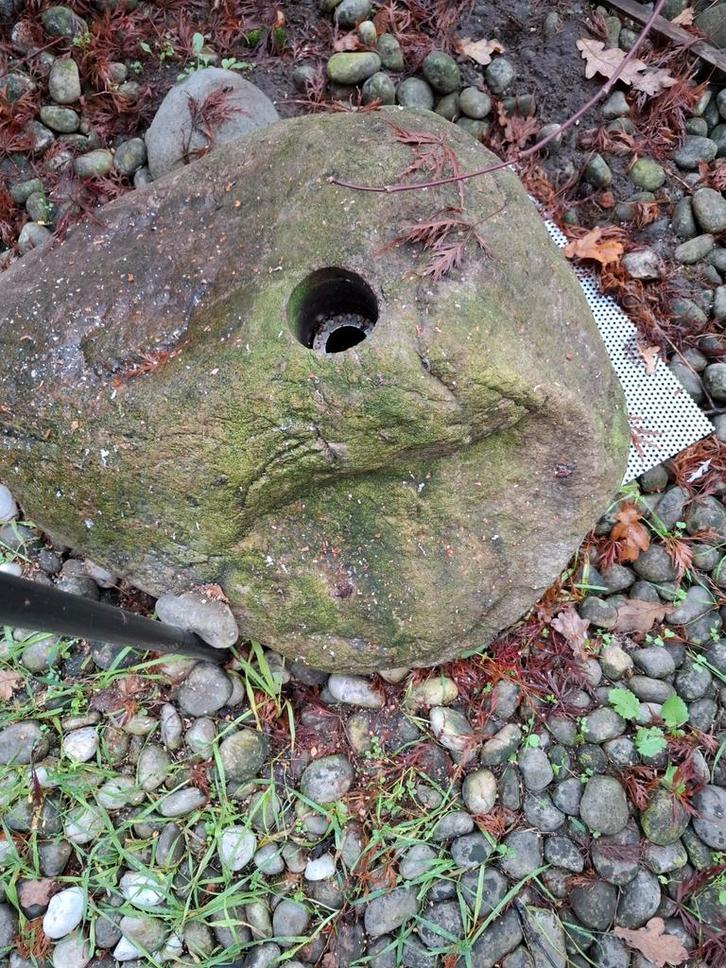 Natuurstenen waterornament, Tuin en Terras, Waterpartijen en Fonteinen, Zo goed als nieuw, Waterornament, Hardsteen, Ophalen of Verzenden