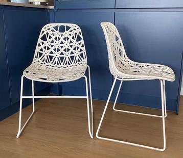 Twee eetkamerstoelen beschikbaar voor biedingen