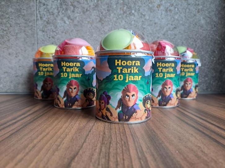 Traktaties pringles met snoepkoepel, Hobby en Vrije tijd, Feestartikelen, Nieuw, Overige typen, Verjaardag, Ophalen of Verzenden