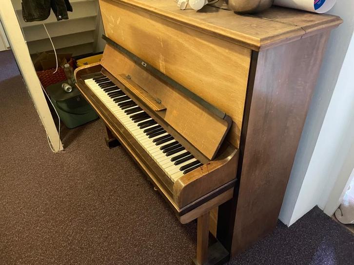 Oude Piano GRATIS op te halen, Muziek en Instrumenten, Piano's, Gebruikt, Piano, Bruin, Ophalen