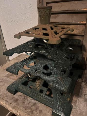 €50,- voor 4 stuks kerstboom standaard oud antiek gietijzer beschikbaar voor biedingen