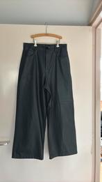 Donkergroene broek zara maat M imitatie leer, Kleding | Dames, Broeken en Pantalons, Zo goed als nieuw, Lang, Groen, Ophalen
