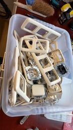Doos vol gebruikt schakelmateriaal busch jeager, Doe-het-zelf en Verbouw, Ophalen, Gebruikt, Minder dan 2 meter