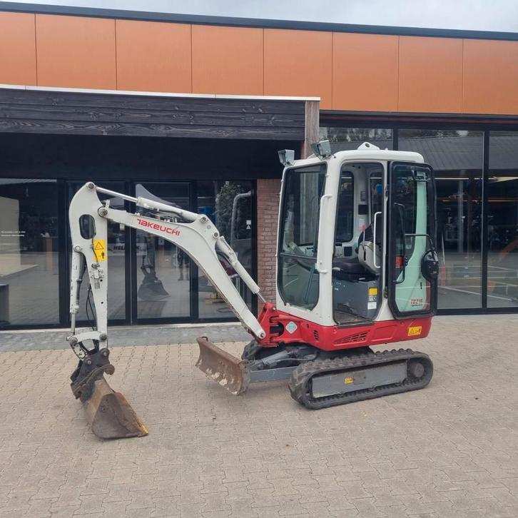 Takeuchi TB 216 (bj 2014), Zakelijke goederen, Machines en Bouw | Kranen en Graafmachines, Graafmachine