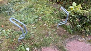 GRATIS afhalen: 2 stuks fietsenstandaards met betonnen voet. beschikbaar voor biedingen
