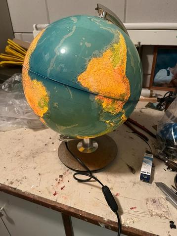Wereldbol Globe met verlichting beschikbaar voor biedingen