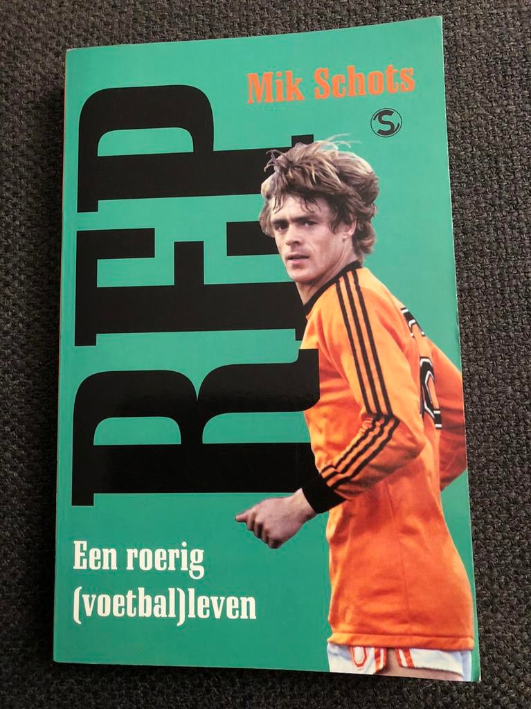 Boek: ‘REP Een roerig (voetbal)leven’ - GESIGNEERD, Boeken, Sportboeken, Zo goed als nieuw, Balsport, Ophalen of Verzenden