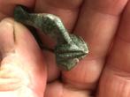 Bodemvondst Romeinse KNIE FIBULA apart exemplaar Vv vorm kap, Antiek en Kunst, Ophalen of Verzenden