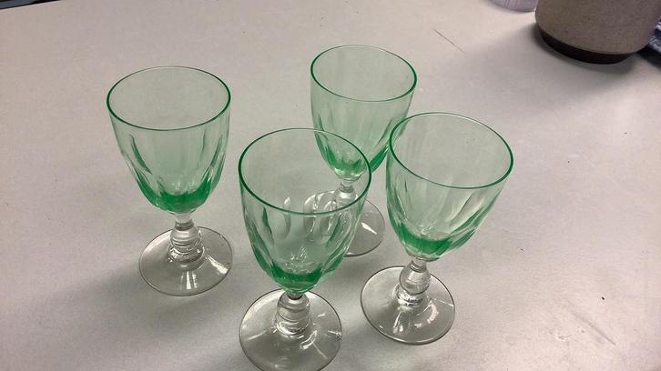 4 Uranium wijnglazen, Verzamelen, Glas en Borrelglaasjes, Gebruikt, Overige typen, Ophalen