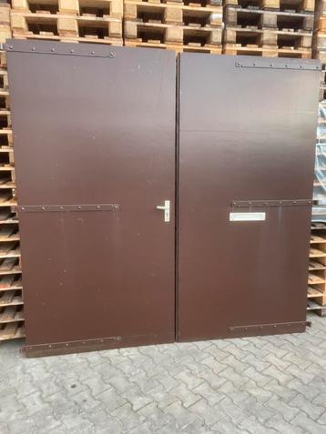 Tekoop grote dubbele houten garagedeuren slot schuttingdeur  beschikbaar voor biedingen