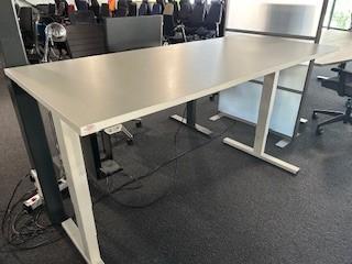 Zit/sta bureau, Huis en Inrichting, Bureaus, Gebruikt, Stabureau, Elektrisch, In hoogte verstelbaar, Ophalen of Verzenden