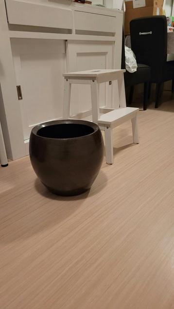 Zware bruine bloempot, 40cm hoog, 30cm doorsnede beschikbaar voor biedingen