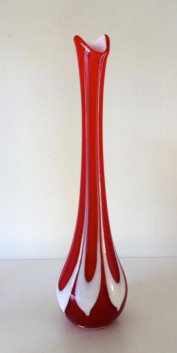 Glazen vaas rood opaline met witte tekening 4658-g beschikbaar voor biedingen