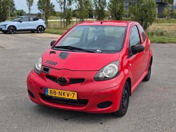 Toyota Aygo 1.0 12V Vvt-i 3DRS MMT 2010 Rood beschikbaar voor biedingen