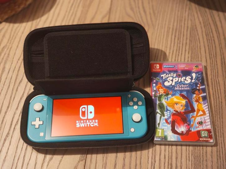 Nintendo Switch Lite turquoise en een game, Spelcomputers en Games, Spelcomputers | Nintendo Switch Lite, Zo goed als nieuw, Turquoise