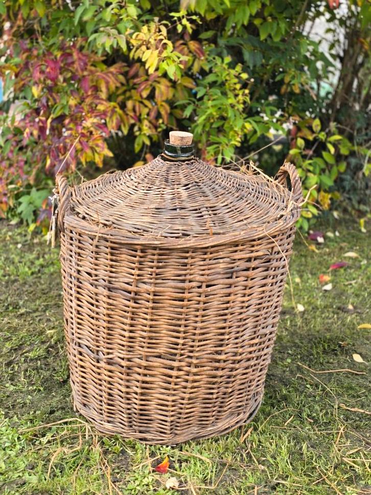 Wijnfles in rieten mand - Frankrijk, Antiek en Kunst, Curiosa en Brocante, Ophalen of Verzenden
