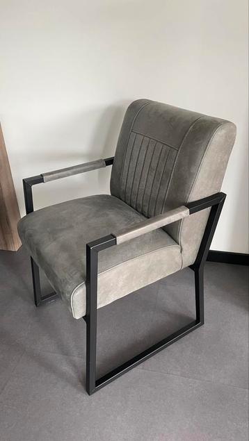 4 zo goed als nieuwe leren eetkamer stoelen beschikbaar voor biedingen